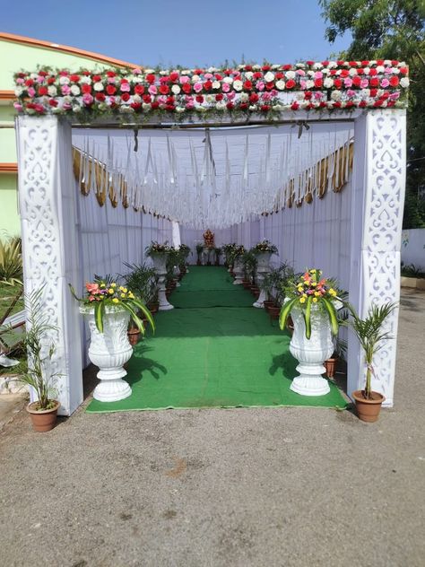 Entrance Gate Decoration For Wedding, Indian Outdoor Wedding Decor, Small Wedding Decor, Engagement Stage Decoration, Reception Stage Decor, Home Flower Decor, Simple Stage Decorations, Gate Decoration, Wedding Hall Decorations