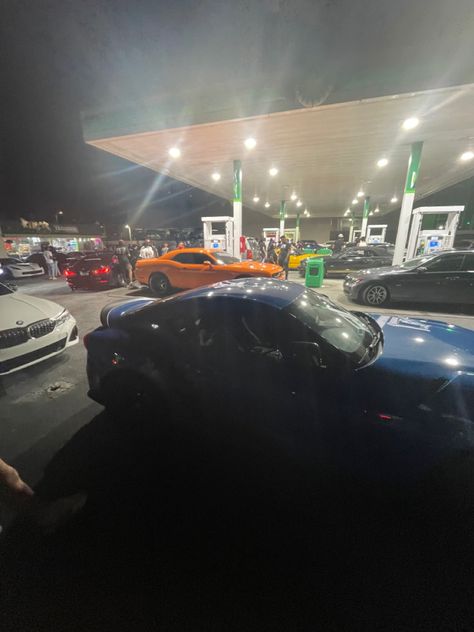 Cars At Gas Station Night, Car Meet Pictures, Carmeet Aesthetic, Car Meets Night, Car In Driveway, Night Car Pics, Car Meet Aesthetic, Car Takeover, Rapper Pictures