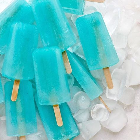 Blue limonade spirulina popsicles Superfood Snacks, Lemonade Margarita, Margarita Popsicles, Blue Lemonade, Boozy Popsicles, Blue Margarita, Blue Spirulina, Ice Lolly, Blue Food