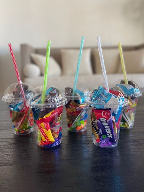 Classroom Party Favors Birthday, Party Favor Snack Ideas, Class Birthday Party Favors, Candy Goody Bag Ideas, Candy Cups Ideas Birthday Parties, Birthday Candy Box Ideas, Sweet Cups Party Bags, Unique Birthday Treats For School, Snacks In Cups For Party