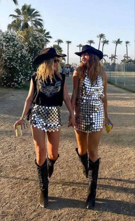 Coachella Party Outfit, Cowgirl Party Outfit, Cowgirl Bachelorette Party Outfits, Cowgirl Outfits Party, Coachella Party, Cowgirl Bachelorette Parties, Outfit Botas, Christmas Boho, Trending 2023