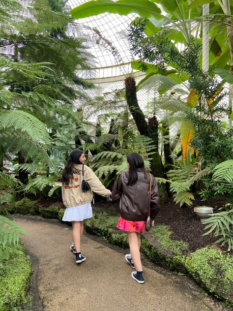 Pose In Greenery, Garden Pictures Poses With Friends, Botanical Garden Poses, Botanical Garden Picture Ideas, Botanical Garden Photo Shoot, Longwood Garden, Glasgow Botanic Gardens, Zoo Photos, Inside Garden