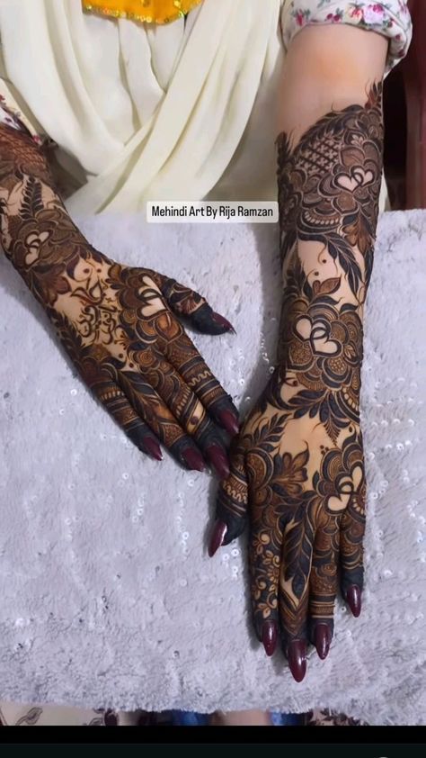 Stylish Finger Mehndi Designs, Bridal Henna Back Hand, Thick Mehndi Designs, Bride Mehendi Design Bridal, Bridal Mehndi Designs Back Hands Brides, Bride Mehendi Design, Flowers Mehndi Design, Back Hand Bridal Mehndi Designs, Dubai Mehendi Designs