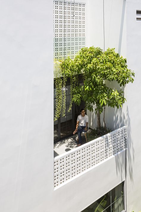 patio habitable área común con vegetación Home Designs Exterior, Balkon Decor, Breeze Blocks, Brick Architecture, Mid Century Architecture, Green Architecture, Design Exterior, Balcony Design, Facade Architecture