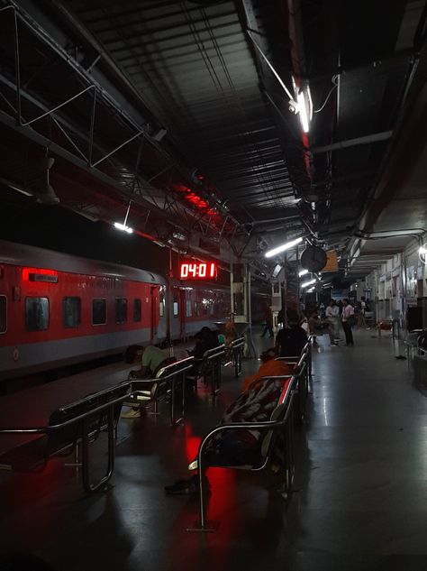 Night Railway Station Snap, Train Night Snap, Train Pics Photo Ideas, Night Train Snap, Railway Station Night, Railway Station Snap, Railway Station Aesthetic, Railway Station Photography, Night Train Aesthetic