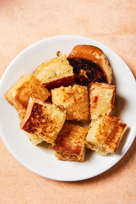 Plain croutons will pale in comparison to these grilled cheese croutons! Simply prepare a pepper jam and three-cheese grilled cheese and slice it into bite-sized pieces. When dunked in soup or tossed on a salad, they add a perfect level of cheesy deliciousness! | wyseguide.com #crouton #grilledcheese #topping #sidedish Slow Cooker Stuffing, Pepper Jam, Grilled Cheese Croutons, Wyse Guide, Sweet Potato Casserole Easy, Cheese Croutons, Hasselback Potatoes, Three Cheese, Chopped Carrots