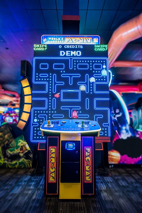 Arcade Game Room Aesthetic, Arcade Business Ideas, Arcade Setup, Arcade Games Aesthetic, Arcade Business, Video Game Bar, Modern Arcade, Neon Arcade, Bar Arcade