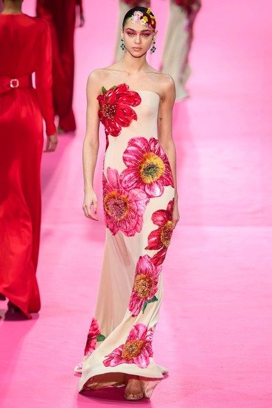 Alexis Mabille Spring 2019 Couture collection, runway looks, beauty, models, and reviews. Painting Clothes, 2019 Couture, Alexis Mabille, Spring Couture, Couture Runway, Floral Fashion, Embroidery Fashion, Gorgeous Gowns, Fashion Show Collection