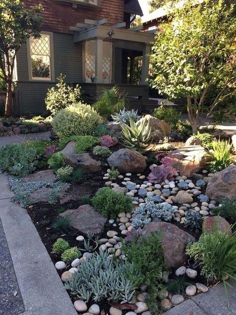 Alternative Landscaping Ideas, Rocks In Landscape, Lakehouse Vibes, Decorative Downspouts, Xeriscape Front Yard, Rock Yard, Moderne Have, No Grass Backyard, Small Front Yard Landscaping