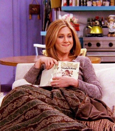 The Secret Bookish Life of FRIENDS’ Rachel Green Joey And Rachel, Rachel Green Outfits, Jenifer Aniston, Jen Aniston, Friends Cast, Ross Geller, Phoebe Buffay, Silver Linings, Friends Moments