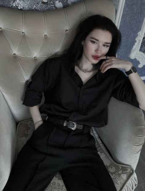 Black Female Outfit Ideas, Tomboy Style For Wedding, Woman Mafia Outfit, Old Money Outfits Masculine Women, Black Tomboy Aesthetic, Tomboy In Suit, Mafia Aesthetics Women Clothes, Mafia Outfits For Women, Masc Feminine Outfits