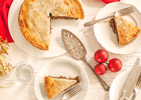 In true Canadian fashion, we've created a vegan-friendly Tourtiere recipe for you this Holiday season. Your guests will say, "I can't believe there is no meat!" Vegetarian Tourtiere, Vegan Tourtiere, Minced Meat Pie, Tourtiere Recipe, Pie For Christmas, Oatmeal Pie Crust, Edgy Veg, Mincemeat Pie, Vegan Pie Crust