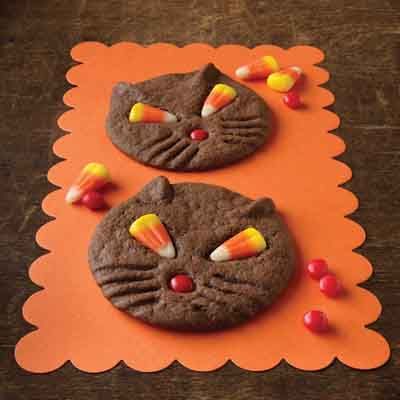 Halloween Black Cat Chocolate Cookie Recipe Halloween Wars, Black Cat Cookies, Kitty Cookies, Biscuits Halloween, Fun Halloween Desserts, Pasteles Halloween, Postres Halloween, Halloween Foods, Cat Cookies