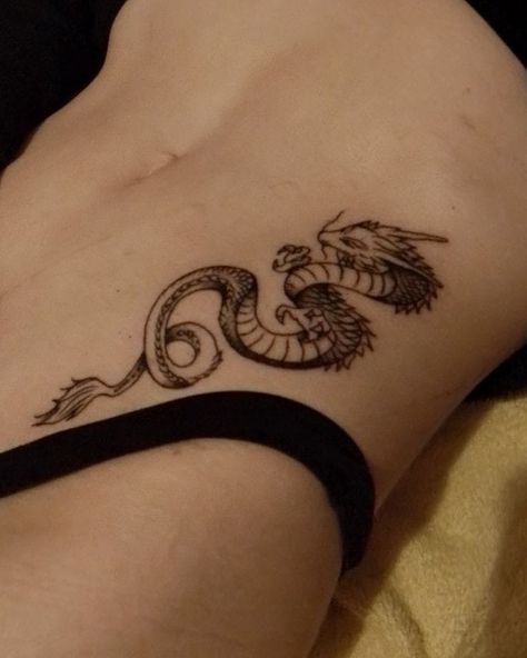 Dragon On Stomach Tattoo, Tattoo Ideas Side Stomach, Tattoo Belly Women Ideas, Dragon Tattoo Stomach For Women, Tatoos Woman Stomach, Stomach Tattoos Dragon, Dragon Tattoo Side Stomach, Tattoo On Abdomen Women, Lower Side Tattoo