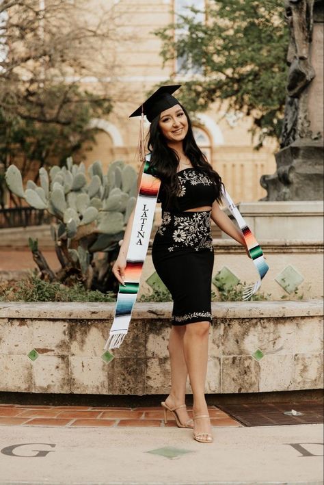 Graduation Photoshoot Ideas Mexican, Mexican Graduation Outfit, Mexico Senior Pictures, Mexican Senior Pictures Ideas, Mexican Graduation Photoshoot, Mexican Graduation Dress, Mexican Grad Pics, Hispanic Graduation Pictures, Graduation Pictures Mexican