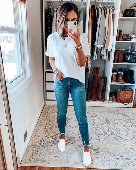 Virgo In Love, White Tee Shirt Outfit, Basic Tee Outfit, Tee Outfit Casual, Shirt And Jeans Women, White Tee Outfit, White Tees Outfit, Mom Outfits Fall, White Tee Jeans