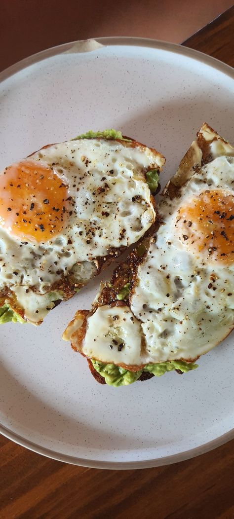 Fried Egg On Toast, Avocado Egg Recipes, Avocado Toast Egg, Toasted Bread, Salty Foods, Fried Eggs, Healthy Food Motivation, 140 Pounds, Healthy Foodie