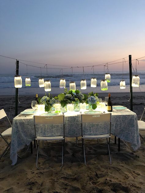 A Magical Dinner on the Beach (via My 100 Year Old Home) Diy Beach Dinner Set Up, Beach Dinner Parties, Low Country Boil Party, Beach Picnic Party, 100 Year Old Home, Diy Dinner, Diy Beach Wedding, Beach Dinner, Beach Table