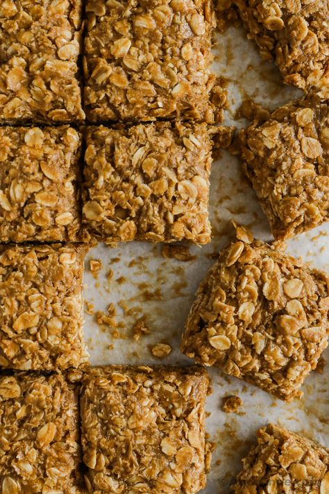 Healthy Peanut Butter Oatmeal Bars, Peanut Butter Oatmeal Protein Bars, Peanut Butter Oatmeal Protein Bar, Easy Peanut Butter Oatmeal Bars, Diy Oatmeal Bars Healthy, Peanut Butter Oatmeal Breakfast Bars, Peanut Butter Breakfast Bars, Oatmeal Bars Peanut Butter, No Bake Peanut Butter Oatmeal Bars