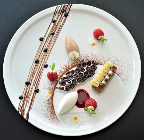 #Chocolate and raspberries  By Chef Carlos De Gendt @carlosdgcarlito  The "BestChef" App Connecting The Culinary Industry!  #Chef #BestChef… Dessert Plating Ideas, Fancy Food Presentation, Food Presentation Plates, Gourmet Food Plating, Fine Dining Desserts, Food Plating Techniques, Plating Ideas, Plated Dessert, Dessert Presentation