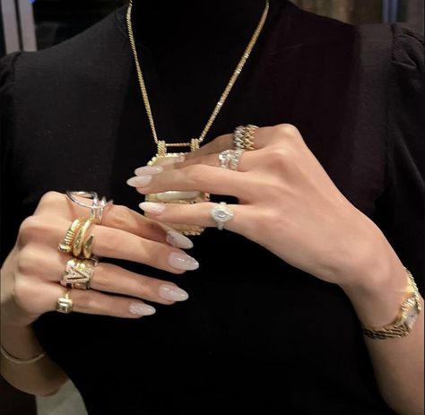 The Bling Ring, Jewelry Accessories Ideas, Dope Jewelry, Nail Jewelry, Classy Jewelry, Expensive Jewelry, Jewelry Lookbook, Stacked Jewelry, Fancy Jewelry