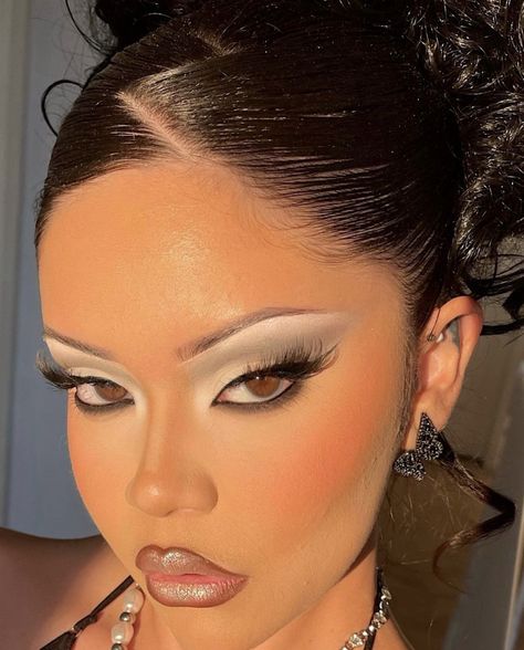 90s Hair Editorial, Cool Toned Glam Makeup, 2000s Smokey Eye Makeup, 90s White Eyeshadow, Taupe Eyeshadow Look, 2000s Latina Makeup, Makeup White Eyeshadow, White Eyeshadow Looks, 90s Eye Makeup