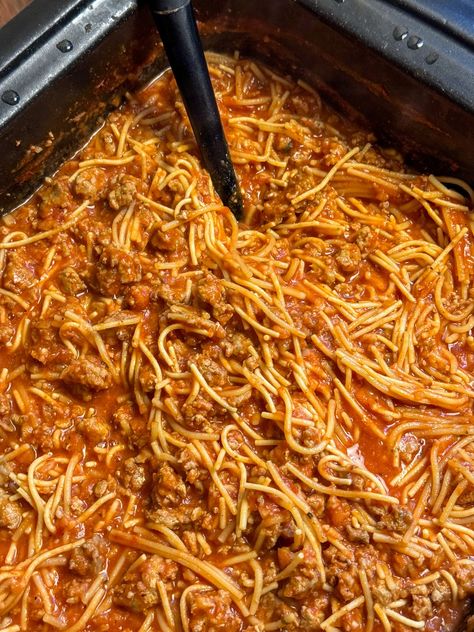 Spaghetti and meat in a roaster for a crowd of 50 people. Spaghetti Dinner Banquet, Spaghetti Sauce For 100 People, Spaghetti For 20 People, Pasta For Large Crowd, Alfredo For A Large Crowd, Church Supper Spaghetti, Feeding 100 People Recipes, Spaghetti Sauce For A Crowd, How Much Spaghetti For 50 People