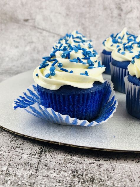 Cupcake Recipes Unique, Blue Velvet Cupcakes, Blue Velvet Cakes, Blue Snacks, Cake Mix Cupcakes, Gateau Baby Shower, Unique Cupcakes, Blue Cupcakes, Blue Desserts