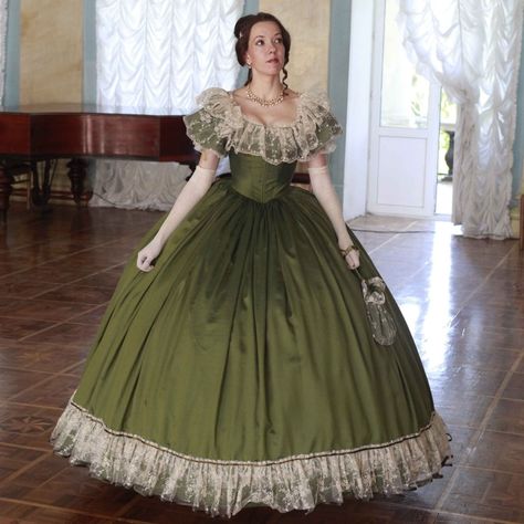 1800s Ball Gown, Green Dress Princess, 1800s Dresses, Victorian Ball Gowns, Period Drama Series, Victorian Era Dresses, Victorian Green, Old Fashion Dresses, Old Dresses