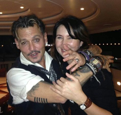 Johnny Depp With Fans, Johnny Depp Wife, Johnny Depp Images, جوني ديب, Johnny Depp Style, Johnny Depp And Amber, Johnny Depp Fans, Young Johnny Depp, Johnny Depp Pictures