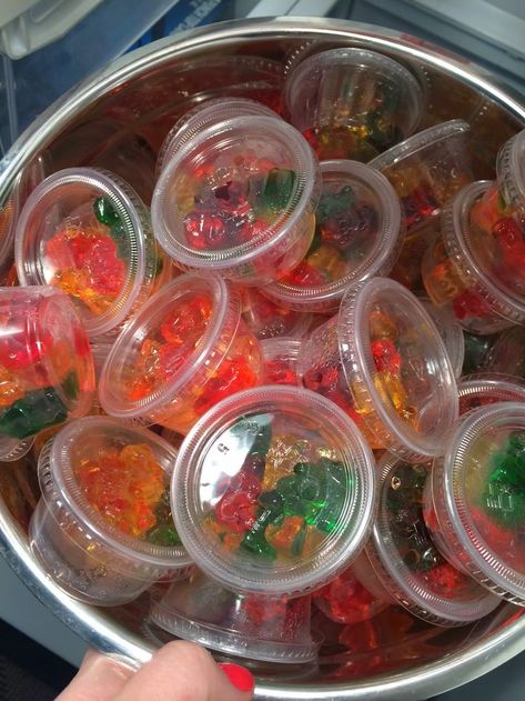 Vodka Gummy Bear Shots Más Gummy Bear Shots, Tropisk Fest, Vodka Gummy Bears, Fest Temaer, Bachelorette Party Games, Jello Shots, Birthday Party 21, Snacks Für Party, Gummy Bear