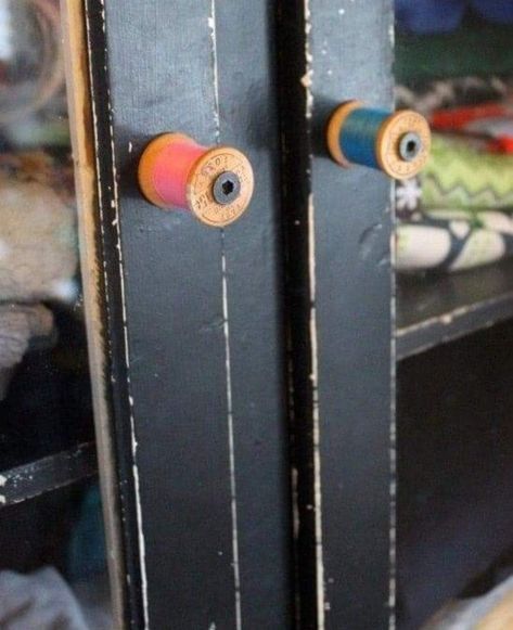 Old Thread Spool Ideas, Vintage Craft Room, Rangement Art, Sewing Room Inspiration, Pallets Diy, Spool Crafts, Old Drawers, Sewing Space, Wooden Spools