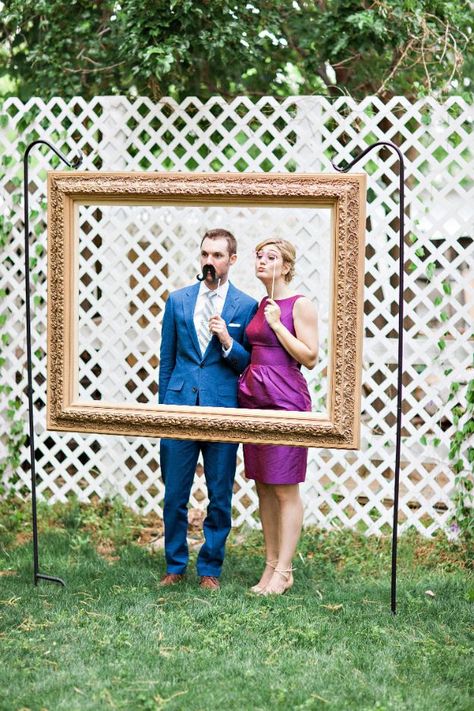 Rustic Photo Booth, Diy Wedding Photo Booth, Dollar Tree Wedding, Diy Outdoor Weddings, Wedding Reception Fun, Photo Frame Prop, Framed Wedding Photos, Photographer Studio, Photography School