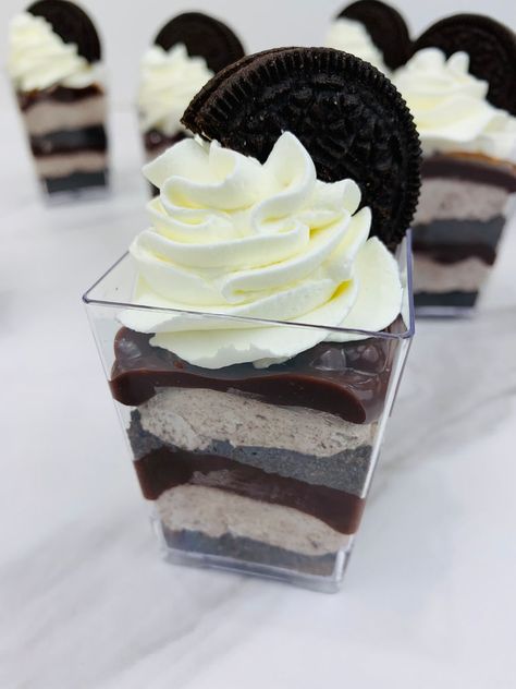 Oreo shots Cake Shots Recipe Mini Desserts, Oreo Shooters Dessert Shots, Oreo Shots, Oreo Dessert Cups, Oreo Cheesecake Cups, Oreo Parfait, Dessert Shooters Recipes, Desert Cups, Cake Shots