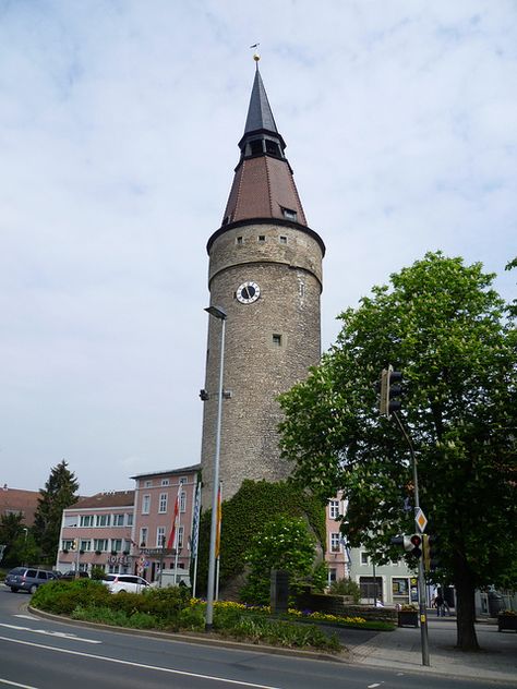 ღღ Kitzingen, Bayern, Deutschland (Falterturm), schiefer Turm von Kitzingen (Torre pendente di Kitzingen, Leaning Tower of Kitzingen, Torre inclinada de Kitzingen, la Tour penchée de Kitzingen), via Flickr. Kitzingen Germany, Time In Germany, Bavaria Germany, Lens Flare, World View, Places In Europe, Bavaria, Great Memories, Leaning Tower Of Pisa