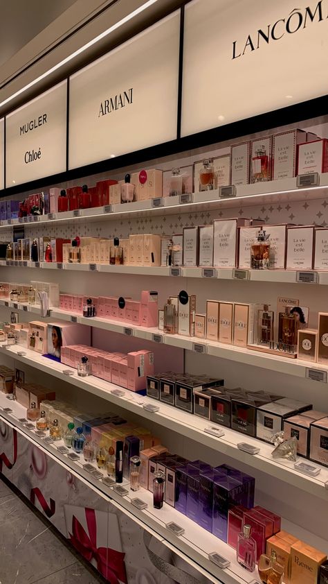 Cosmetics Shop Design Store Interiors, Perfume Store Interior Design, Cosmetic Shop Interior Design, Perfume Shop Design, Beauty Shop Decor, Koleksi Makeup, Store Shelves Design, Fragrance Store, The Perfume Shop