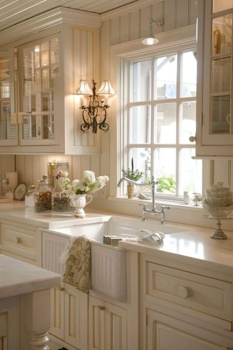 Country French Kitchen, Farmhouse Colors, Cottagecore House, Cream Kitchen, French Country Kitchens, Casa Country, Cottage Charm, Farmhouse Kitchen Design, Casa Vintage