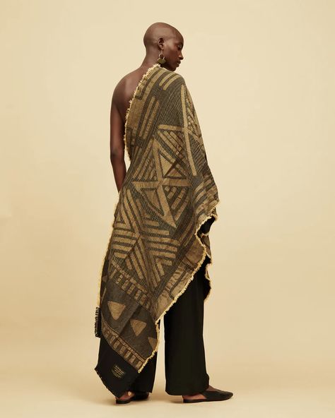 The Halisi Shawl by Mille Collines, in collaboration with African Jacquard, is a stunning fusion of heritage and luxury. This piece, with its vibrant West African patterns and exquisite craftsmanship, embodies the essence of cultural pride. 📸 @millecollines Afrique Art, Make Up Ideas, African Textiles, Traditional Weaving, African Pattern, African Culture, Shawl Wrap, African Design, French Linen