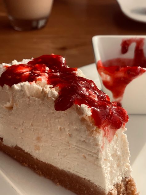 Strawberry Cheesecake Aesthetic, Aesthetic Cheesecake, Cheesecake Aesthetic, Comidas Aesthetic, Bone Apple Teeth, Desserts Cheesecake, Journal Pictures, Christmas Cheesecake, Pretty Desserts