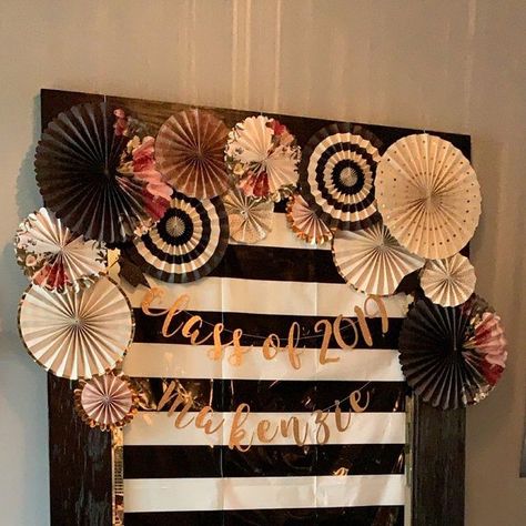 Paper Fans Decoration Backdrops, Event Backdrops, Photography Booth, Paper Fan Decorations, Simple Birthday Decorations, Paper Rosettes, Paper Fan, Photos Booth, Cheap Apartment