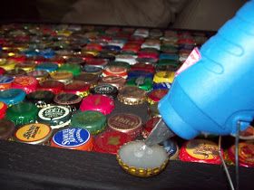 Beer Cap Table, Beer Crafts, Bottle Cap Table, Bottle Cap Projects, Hantverk Diy, Cap Art, Beer Bottle Caps, Beer Bottle Cap, Bottle Cap Art