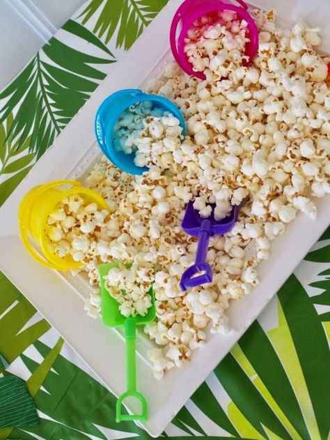 Tiki Party Games, Luau Party Ideas Food Desserts, Pool Party Candy Bar Ideas, Beach Party Activities For Kids, Luau Crafts, Tropisk Fest, Hawaii Birthday Party, Kids Luau, Luau Party Food