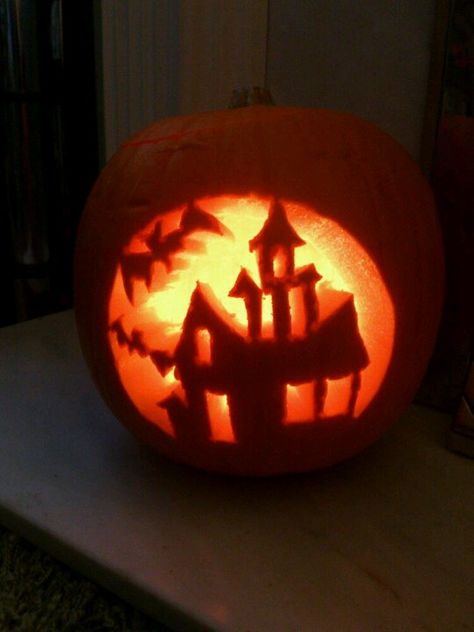 Haunted house carved pumpkin Haunted House Pumpkin Carving, Haunted House Pumpkin, Carving A Pumpkin, House Pumpkin, Halloween Pumpkin Carving Stencils, Scary Pumpkin Carving, Halloween Pumpkin Designs, Pumpkin Template, Carving Pumpkins