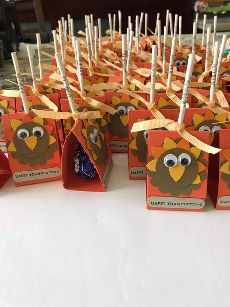 Thanksgiving Classmate Gifts, Diy Thanksgiving Party Favors, Classroom Thanksgiving Treats, Thanksgiving Lollipop Holder, Thanksgiving Kids Treats Schools, Thanksgiving Grams For School, Class Thanksgiving Treats, Thanksgiving Treats For Students, Thanksgiving Goodie Bags For Kids School