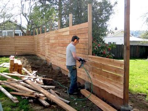 Beautiful Modern Fence Design Ideas Pagar Modern, Build A Fence, Diy Backyard Fence, Diy Privacy Fence, Modern Fence Design, Privacy Fence Designs, Horizontal Fence, Backyard Privacy, Diy Fence