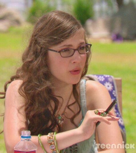 Beautiful curls- Quinn Pensky Nerdy Chic. Zoey 101 Zoey 101 Hairstyles, Erin Sanders Zoey 101, Quinn Zoey 101, Zoey 101 Aesthetic, Quinn Pensky, Nick Core, Nerdy Chic, 2000s Hair, Dan Schneider