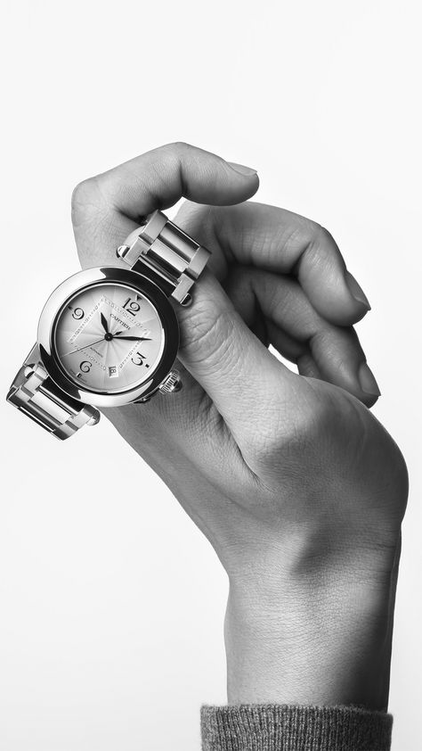 Hand Watch Photography, Watch Campaign, Recipe Book Design, Pasha De Cartier, Fashion Still Life, Jewellery Photography Inspiration, Hand Photography, Watch Ad, Hand Watch