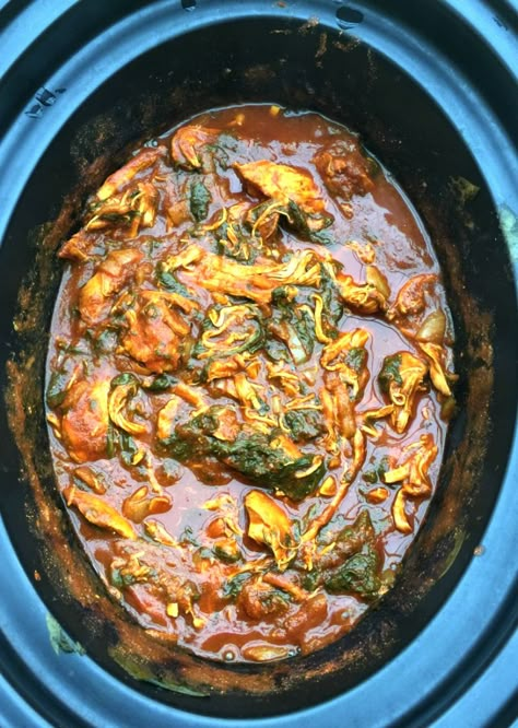 Chicken Spinach Curry, Chicken Saag, Slow Cooker Curry, Spinach Curry, Chicken Spinach, Chicken And Spinach, Healthy Slow Cooker, Curry Dishes, Crock Pot Slow Cooker