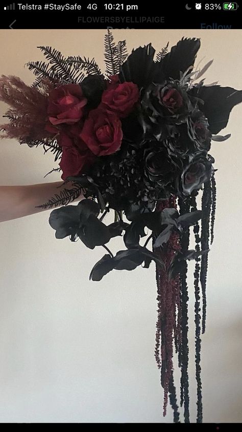 Vampire Wedding Bouquet, Gothic Cascading Bouquet, Gothic Medieval Wedding, Emo Wedding Aesthetic, Goth Halloween Wedding, Wedding Bouquets Gothic, Victorian Goth Quinceanera Theme, Wedding Gothic Decorations, Goth Wedding Centerpieces Diy