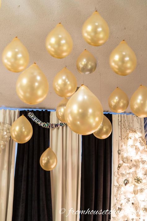 Hang balloons from the ceiling | 15 Amazing Great Gatsby party ideas Gatsby Party Decor, Sylvester Party, Kate Spade Inspired Party, Gatsby Party Decorations, Great Gatsby Themed Party, Party Decor Ideas, Roaring 20s Party, Feather Centerpieces, Gatsby Themed Party